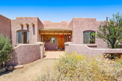 Image de Stellar dog-friendly home with gas grill, patio, kitchen, Tv, and washer/dryer