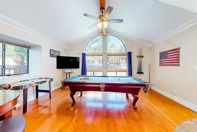 Image de Gorgeous home retreat with Ac, large yard, foosball, pool table, yard, & firepit