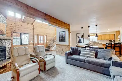 Charming dog-friendly home with covered deck, W/D, & mountain view