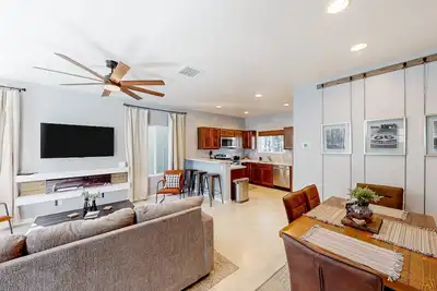 Image de Modern, two-story condo with balcony - near downtown, Nau & great trails