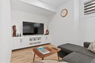 Image de Entire modern private suite centrally located - minutes away from downtown!