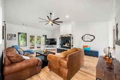 Image de Ground-floor mountain-view home with patio, central Ac & washer/dryer