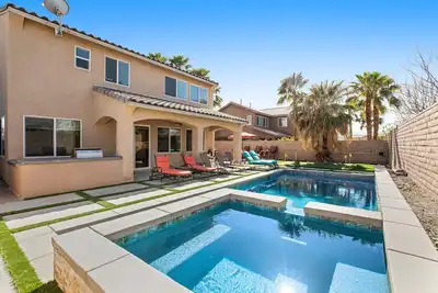 Image de Inviting and unique dog-friendly home with pool, pool spa, firepit, & W/D