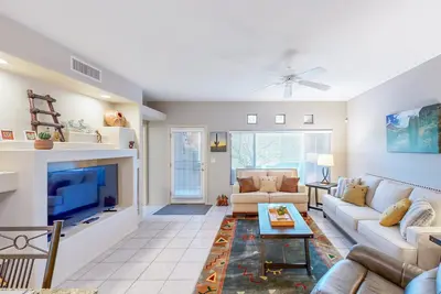 Image de Spacious condo with pools, hot tub, patio & lovely views - dog-friendly