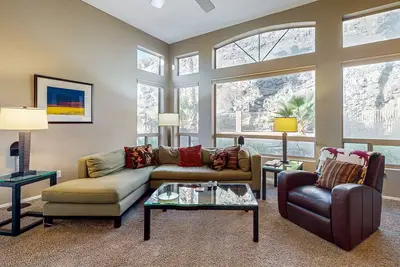 Image de Dog-friendly home w/outdoor pool & firepit, near the top of South Mountain - Desert Foothills