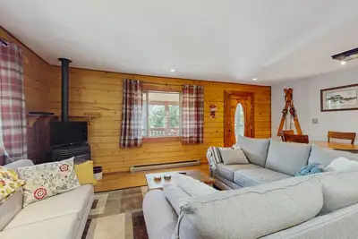 Image de Cabin with grill, outdoor dining, & fireplace - drive minutes to hiking