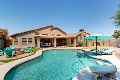 Image de Dog-friendly home with pool, grill, office, enclosed backyard, & fireplace