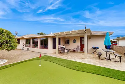 Image de Sunny home with covered patio, grill, pool, tennis, hot tub, full kitchen, & Ac