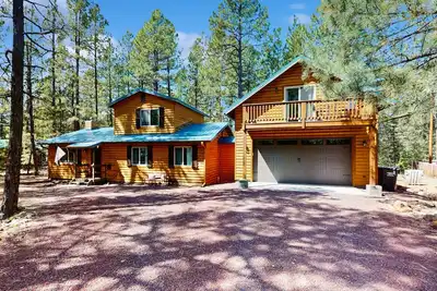 Image de Tranquil forest cabin with private hot tub, firepit, play area, enclosed yard