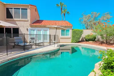 Image de Spacious modern home with pool, central Ac & grill