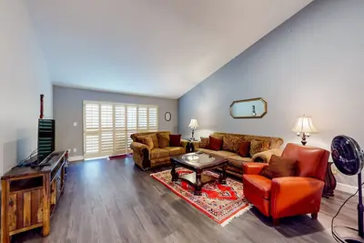 Image de Sunny home with outdoor pool, hot tub, private patio, grill, streaming, W/D, Ac