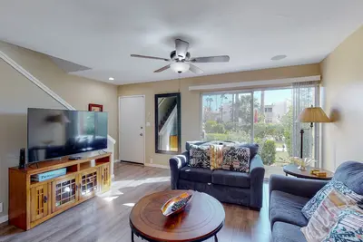 Image de Sun-filled condo with a patio, central Ac, pool & grill access - great location