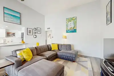 Image de Wonderful waterfront condo with pool, private balcony & fast WiFi - dog-friendly