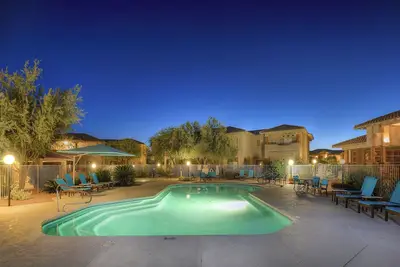 Image de Comfortable condo with renovated kitchen, patio, pool, hot tub & fitness center