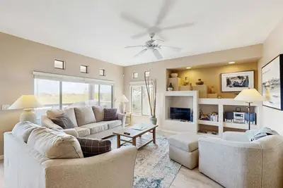 Image de Renovated condo with updated floors, pool, hot tub & mountain views