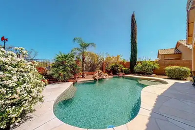 Image de Snowbird-friendly home with WiFi, central Ac, enclosed yard, pool, and patio