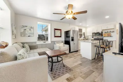 Image de Ideally located, updated home near downtown with yard & washer/dryer