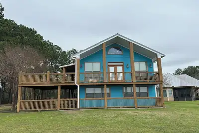 Image de Charming 4-bedroom house on a private cove with amazing views of the water.