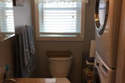 Image de Perfect 2-bedroom plus sleeping porch house with Ac in peaceful sleeps 6