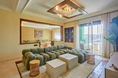 Image de High-End Large 4br With Parking Central & Secure