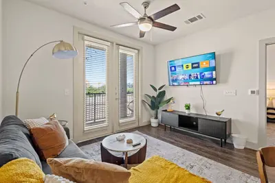 Image de Sunlit Midtown Suite • Pool & Gym Bliss