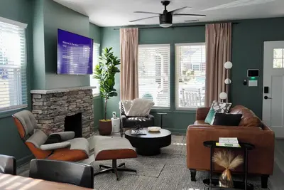 Image de 5 mins to Uptown, Close to Everything, Fire pit, Games, Dogs welcome, King Beds