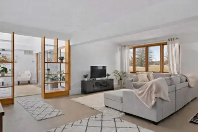 Image de White Stone House: Pet-Friendly Home on 10 acres!