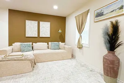 Image de 4br Duplex Near Downtown - Sleeps 8, Free Parking, Fast Wifi