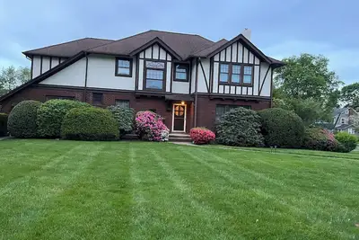 Image de Luxury 5br, 3. 5br home - Upper Montclair w/ Pool. Minutes to MetLife and Nyc!