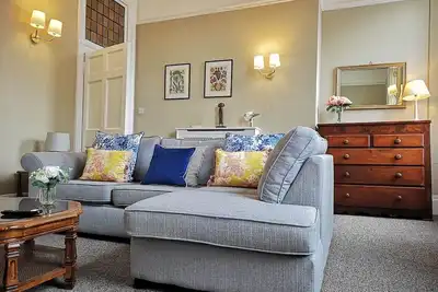 Image de Beautiful 2 bed Georgian Flat. Private Parking