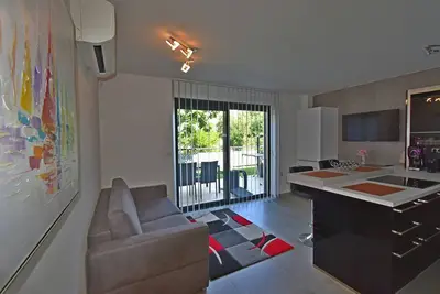 Image de Appartement d'une chambre avec la terrasse et la vue sur le mer Novigrad (A-25255-c)