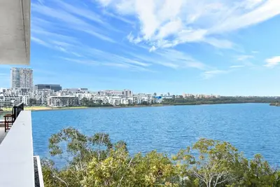 Image de Waterview Apt near Olympic Park Pool Parking, Wifi, Ferry & Train to City