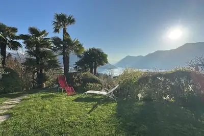 Image de Villa with lake view and palm trees