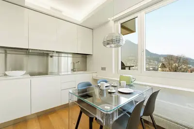 Image de Suite unique avec vue sur le lac à Lugano