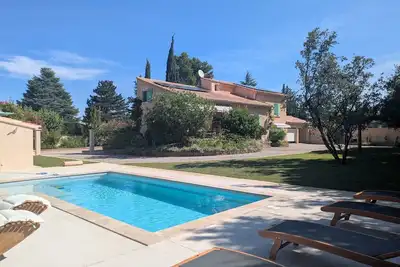 Image de Maison de vacances « Grand Gîte Au Pied Du Ventoux » avec piscine privée, Wi-Fi et climatisation