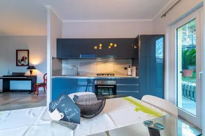 Ritzy Ka'Doro Lakeview and Garden