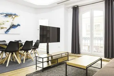 Image de Profitez d'une expérience de luxe dans ce logement central. <br><br>Profitez d'une. . .