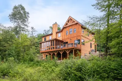 Image de Step into this luxurious 6br 4. 5ba haven at South Peak near Loon Mountain—your relaxing retreat just minutes from adventure parks, skiing (via free shuttle), breweries, trails, and scenic landmarks. <br>✔ Sleeps 15<br>✔ New Custom Build<br>✔ Designer