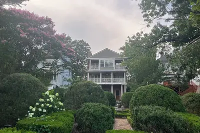 Image de Luxury King Bedroom Retreat in Historic Smithfield with waterway views