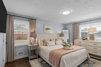 Image de Tee off your Augusta stay at this cozy home just minutes from Augusta National. Ideal for tournament visitors, this charming 2 bedroom, 2 bathroom offers a comfortable place to relax after a day at the course.