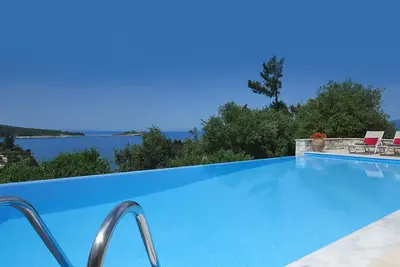 Image de Romantic Stone House with Sea Views near Beach & Gaios