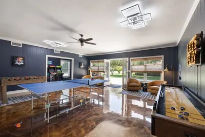 Huge Gameroom, Beautiful Firepit, Pinball Machine