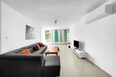 Image de Elegant Beachside Apartment | Building Shelter