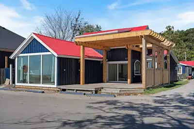 Image de Gorgeous Cozy Lake-Front Home (Free Pontoon/Seadoo Rental Included)