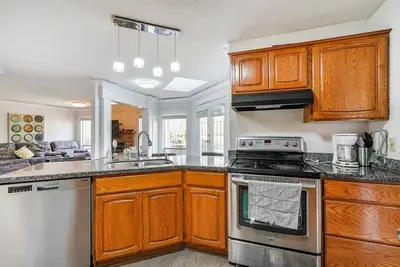 Image de 4 Beds 3 Bath unique family home in prestigious neighbourhood nearby mall & park