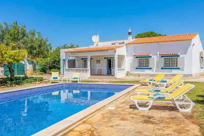 Image de Muxima in Quelfes with 3 bedrooms and 2 bathrooms