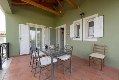 Image de Ελιά/Olive near to sea with heating pool