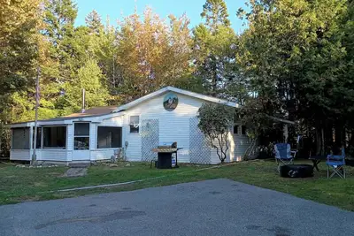 Image de Rustic  3 bedroom charmer in the West Tremont  woods