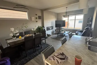 Image de 15 minutes from Yyc Airport and 25 minutes from Downtown 3 Bedroom duplex