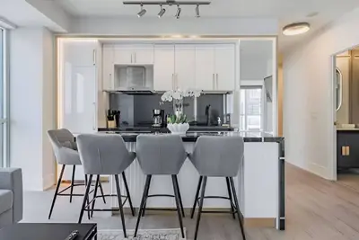 Image de Condo by Rogers Centre & Cn Tower - Free Parking